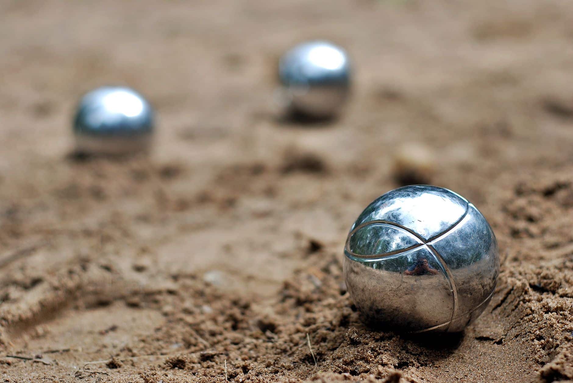 Comment choisir ses boules de pétanque ? Le guide complet (poids, diamètre, dureté, matière)